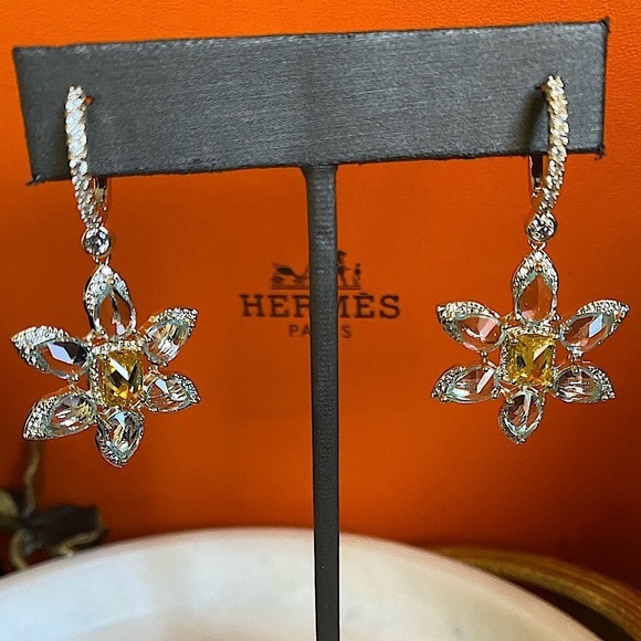 Sayabling Cushion Cut Yellow lab Sapphire Daisy Flower Earrings - Picture 1 of 16